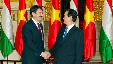 ນາຍົກລັດຖະມົນຕີ ຫງວຽນເຕີນຢຸງ ພົບປະເຈລະຈາກັບປະທານາທິບໍດີ ຮຸງກາຣີ